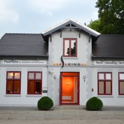 S-eins - S-eins in Poppenbüttel. Das alte Haus von 1875 ist nur der Eingang.