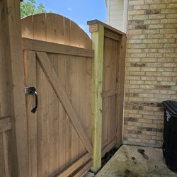 Gomez Fencing - After: New post. Gate no longer leaning! Ignore the trowel, I left that there from yard work.