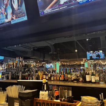 Forum Social House - Nice bar and lots of TV screens - Bars Near Me - Bellevue, Washington