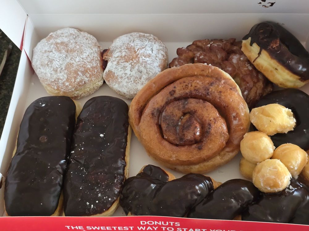 Town Donuts And Breakfast Logo