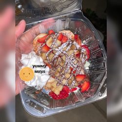 Yummy Minis - We have here our original mini cakes that is topped with Nutella,lechera, strawberries, bananas, sugar powder and whipped cream