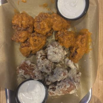 Buffalo Wild Wings - Spicy Garlic Boneless Wings and Parmesan Garlic Boneless Wings - Sports Bars Near Me - Cape Girardeau, Missouri Buffalo Wild Wings - Spicy Garlic Boneless Wings and Parmesan Garlic Boneless Wings - Sports Bars Near Me - Cape Girardeau, Missouri