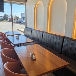 Flo's Grill & Kitchen - Dining area