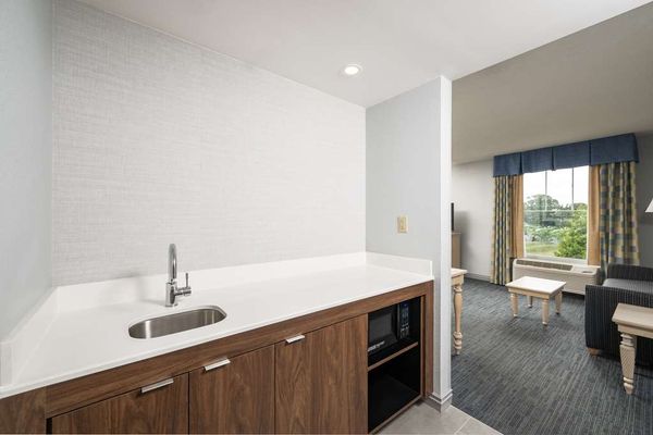 Hampton Inn & Suites Cape Cod-West Yarmouth by null