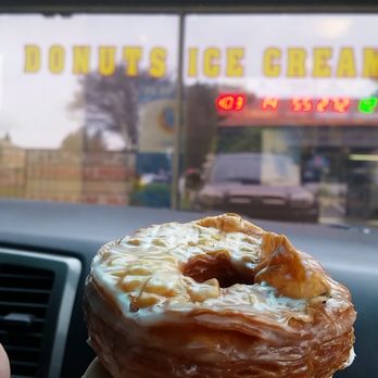 Foster's Donuts - Cronut - Bakeries Near Me - Thousand Oaks, California