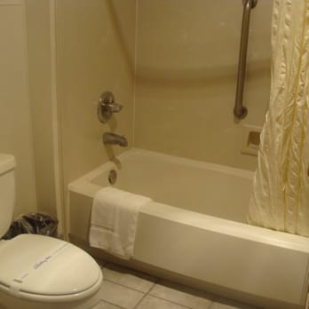 Comfort Suites Red Bluff Near I-5 - Toilet & tub - Hotels Near Me - Red Bluff, California Comfort Suites Red Bluff Near I-5 - Toilet & tub - Hotels Near Me - Red Bluff, California