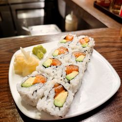 Momosan Ramen & Sake - Salmon Avocado Roll