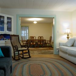 Blooming Inn - Apartment living & dining rooms