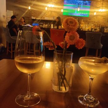 Simone on Sunset - Pinot Grigio and dirty martini - Wine Bars Near Me - Houston, Texas