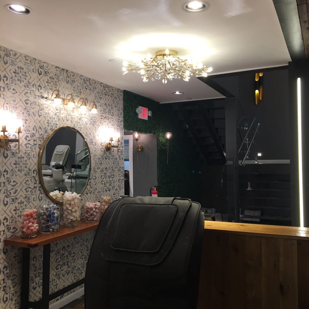 Executive Nails & Spa Vintage - Decor - Nail Salons Near Me - Houston, Texas