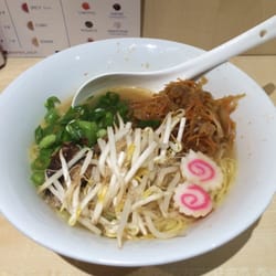 Ramen Shop - Ramen: yasai, spicy bouillon, oignon vert, germes de soja, shitaké, et narutomaki €8