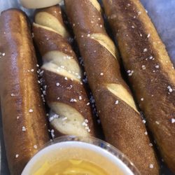 Linebacker Sports Bar - Very good pretzel sticks with the right amount of salt and cooked just right. The cheese sauce was tasty.