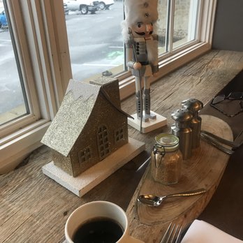 Flour Mill Scratch Kitchen Restaurant - Lovely Christmas decor at breakfast! - Canadian (New) Near Me - Niagara Falls, Ontario