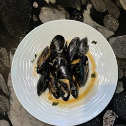 Steamed mussels in butter, garlic, onion, wine and tomato broth. Served with basket of homemade bread. Steamed mussels in butter, garlic, onion, wine and tomato broth. Served with basket of homemade bread.