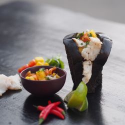 Nom Nom - Ein fetter Fang für Deine Geschmacksnerven: Ceviche aus Kabeljau gegart in Limetten-Ahorn-Syrup, Avocado- und Mangowürfeln, Kirschtomaten