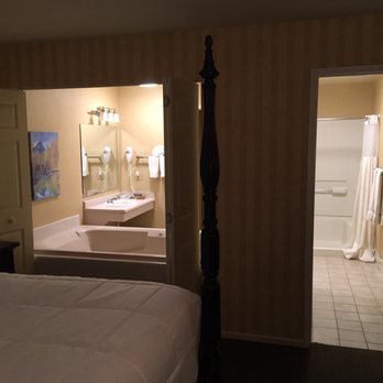Yosemite Cedar Lodge - King size spa suite, spa on the left, shower on the right - Hotels Near Me - El Portal, California