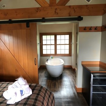 Heather Mountain Lodge - Beautiful bathroom with tub & shower. - Vacation Rentals Near Me - Golden, British Columbia Heather Mountain Lodge - Beautiful bathroom with tub & shower. - Vacation Rentals Near Me - Golden, British Columbia
