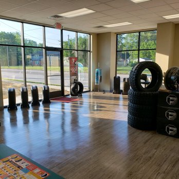 Plaza Tire Service - Plaza Tire Service - Paducah North keeps a variety of tires and wheels on display in our store showroom. - Tires Near Me - Paducah, Kentucky Plaza Tire Service - Plaza Tire Service - Paducah North keeps a variety of tires and wheels on display in our store showroom. - Tires Near Me - Paducah, Kentucky