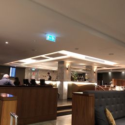 Beautiful and spacious with full classy bar Beautiful and spacious with full classy bar