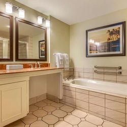 Hilton Vacation Club The Point at Poipu Kauai - Guest room bath