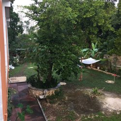 Santa Maria Guesthouse - Large yard with mini golf and lounge chairs under shade