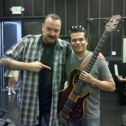 Colibrí Guitars and Basses Mexico - Juan Carlos Sedano, bajista profesional, fabrica, arregla y da mantenimiento a sus bajos en Colibri Guitars and Basses México.