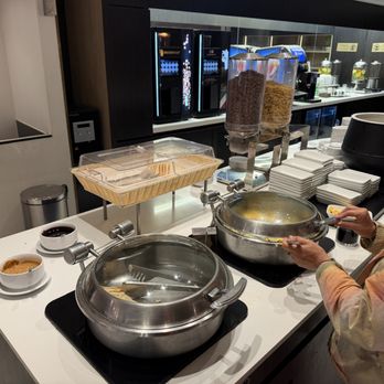 Salón VIP Pacific - Cereals and hot food section - Airport Lounges Near Me - Santiago, RM
