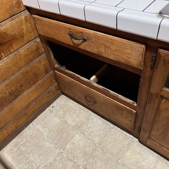 Crest Lodge Historic Mountain Inn - Gross cabinets , missing parts. - Hotels Near Me - Crestline, California
