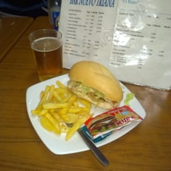 Bar Nuevo Triana - Carta y montadito campero, con pollo, lechuga, queso y cebolla.