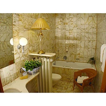 Hotel Der Platengarten - Marmorbad in der Hochzeitsuite im Biedermeierstil eingerichtet. Hotel Platengarten Ansbach - Hotels Near Me - Ansbach, BY