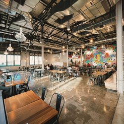 Giovanni’s Shrimp - Dining area
