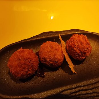 Zielou - Croquetas caseras de leche fresca y cecina, acompañadas de crujiente de parmesano - Gastropubs Near Me - Madrid, M