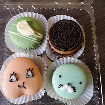 Dessert Cafe Momo - Macarons: Matcha (top left), Oreo (top right), Apeach (bottom left) and Nutella (bottom right) - Desserts Near Me - Montreal, Quebec