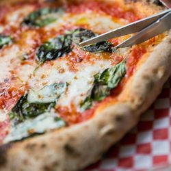 Super Deluxe - Margarita Pizza