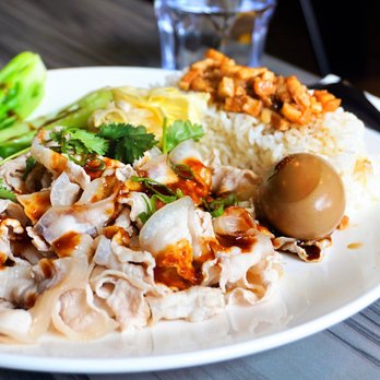 19 GOLD - Pork Belly with Sweet Garlic Sauce over Rice (蒜泥白肉飯): comes with egg, Taiwanese-style kimchi, and bok choy ($11.95). - Taiwanese Near Me - Seattle, Washington