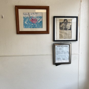 Buddy's Bar-B-Que - ows a bathroom with a toilet and pictures on the wall - Barbeque Near Me - Alabaster, Alabama