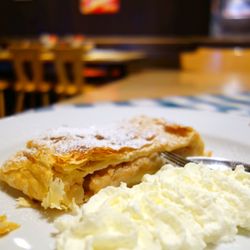 Gasthaus zum Guten Hirten - Apfel Strudel