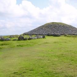 Loughcrew Megalithic Cairns - Blick auf den Grabhügel