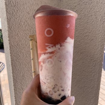 OMOMO Tea Shoppe - Strawberry Tornado - Coffee & Tea Near Me - Irvine, California