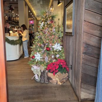 Valley Smoke Restaurant - Holiday decor - Barbeque Near Me - Ponte Vedra Beach, Florida Valley Smoke Restaurant - Holiday decor - Barbeque Near Me - Ponte Vedra Beach, Florida