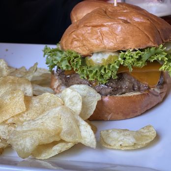 V Restaurant, Bistro & Bar - Cheeseburger and chips - New American Near Me - Murphys, California
