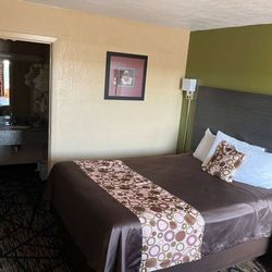 Travelodge by Wyndham Mansfield - Guest room