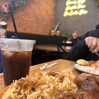 La Bodega Latin Cuisine - Jugo de tamarindo como en casa. Años sin probar arroz con fideos delicioso. - Cafes Near Me - Jersey City, New Jersey La Bodega Latin Cuisine - Jugo de tamarindo como en casa. Años sin probar arroz con fideos delicioso. - Cafes Near Me - Jersey City, New Jersey