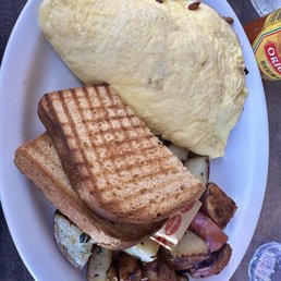 Omelette with gluten-free toast and potatoes