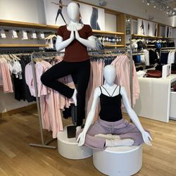 Athleta - I love the mannequin pose,Nama stay!