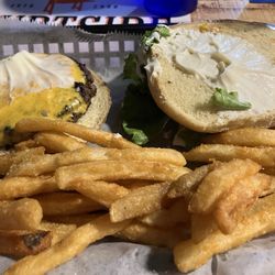 Courtside Bar & Grill - Burger and excellent fries