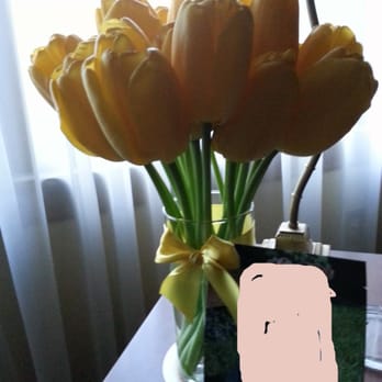 The Flower Lady - This is what you get for $57.00 ...Horrible.  Ripped Off. - Florists Near Me - Seattle, Washington