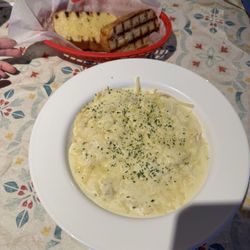 Mom's Kitchen Fairbanks - Chicken Alfredo