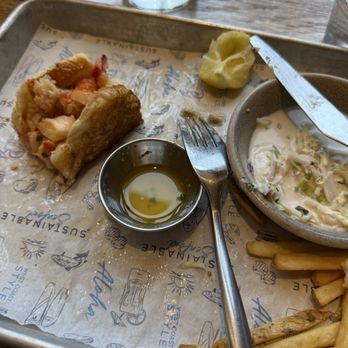 Pacific Catch - $33 Lobster Roll dry and bad - Sushi Bars Near Me - Santa Clara, California