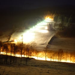 Wyciąg Narciarski Nowa Morawa - Oświetlony stok nocą w Nowej Morawie